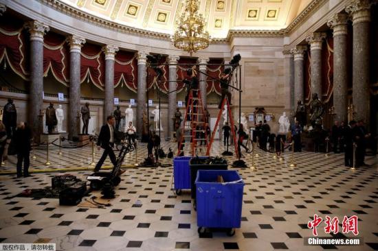 当地时间2018年1月30日，美国华盛顿，特朗普首次国情咨文在即，准备工作进行中。当地时间30日晚10时(北京时间31日早10时)，特朗普将在美国国会大厦发表上任以来的首份国情咨文。白宫官网、美国主要有线电视新闻频道、Facebook等都将直播这次演讲。