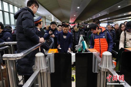 资料图：旅客排队检票进站。 <a target='_blank' href='http://www.chinanews.com/'>中新社</a>记者 殷立勤 摄