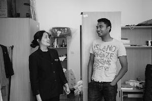 中国侨网梁红兵和留学生在一起。盛彦丽 摄