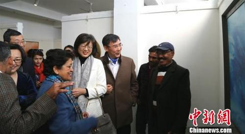 中国侨网图为参展嘉宾观看画作?！≈有馈∩? style=