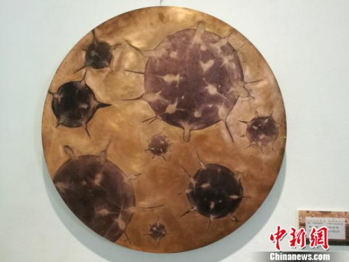 图为展出的一副画作?！⊥鹾谓?摄