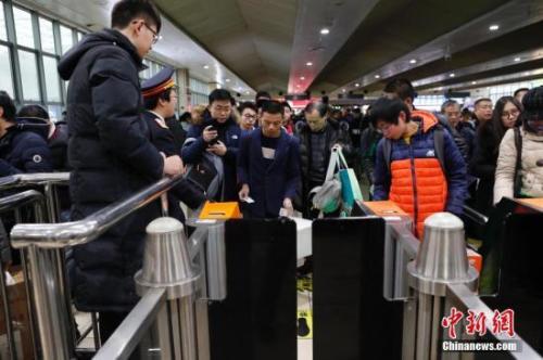 资料图：旅客排队检票进站。 中新社记者 殷立勤 摄