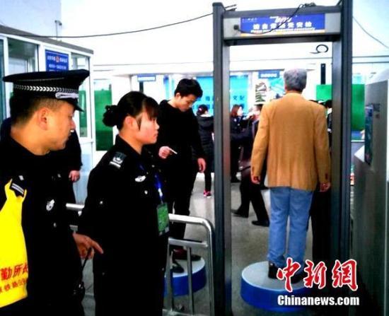 资料图：太原火车南站派出所民警强化旅客乘车秩序维护。张毅 摄