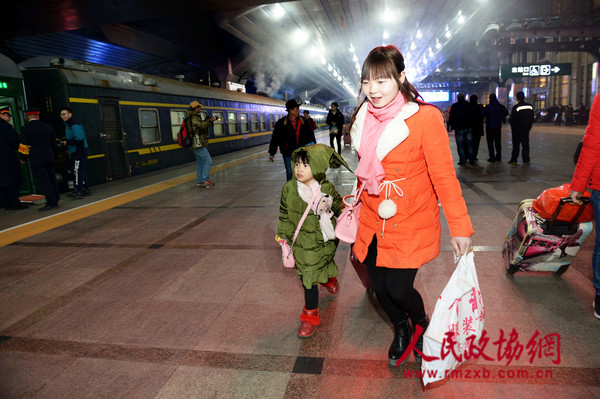 3-一位年轻母亲带着孩子匆匆赶车_副本 3-一位年轻母亲带着孩子匆匆赶车_副本