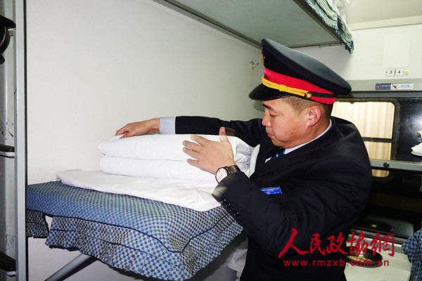 4-乘务员整理卧铺被子_副本 4-乘务员整理卧铺被子_副本