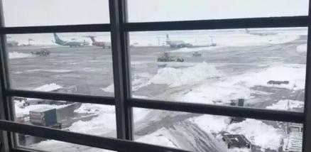 ▲大雪中的德黑兰机场(图片来自网络) 点击进入下一页