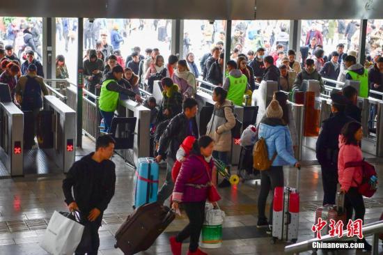 2月1日，旅客进入昆明火车站准备乘车。 <a target='_blank' href='http://www.chinanews.com/'>中新社</a>记者 刘冉阳 摄