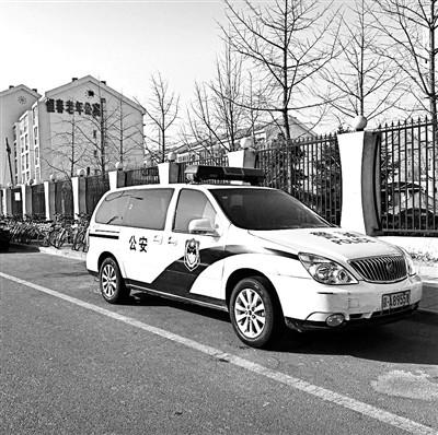 警车轮胎被盗?警方发消息辟谣:实为更换轮胎