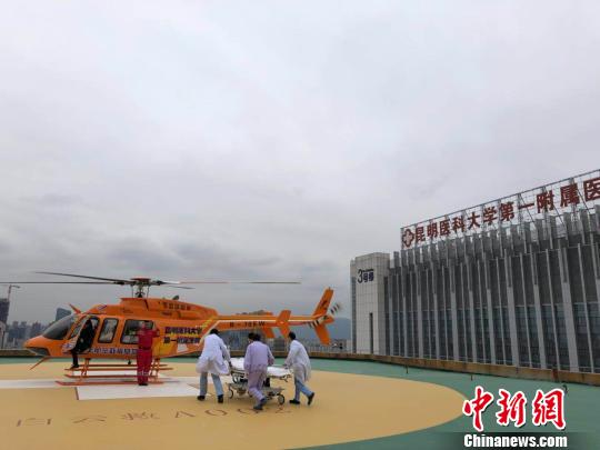 图为救援飞机抵达，医护人员进行无缝救援 马骞 摄