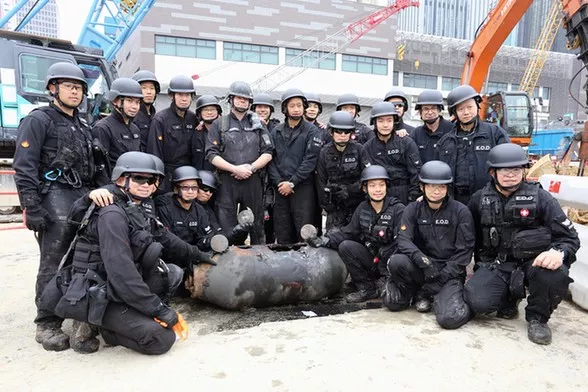 香港闹市5天2次发现战时炸弹 上演真实拆弹专家