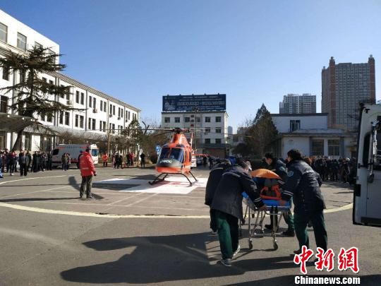 转运患者途中却遇交通堵塞，太原急救中心紧急启动航空救援，用直升机将患者转送至医院，让其得到及时救治?！》独龇?摄