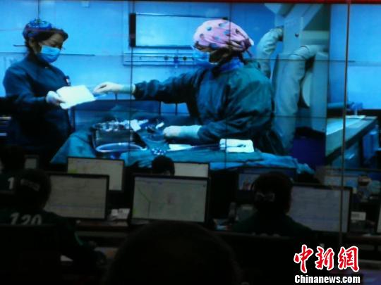 此前，该中心在部分急救车辆上安装“互联网+医疗”信息传输系统，将患者生命体征传到医院，医院进行术前准备?！》独龇?摄
