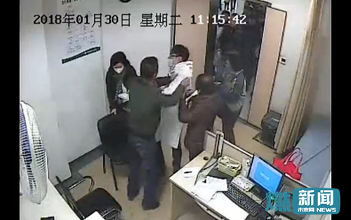 男子不满在医院插队被拒 将医生拖出诊室辱骂推搡