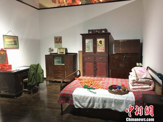 走进展厅，仿佛立刻“穿越”到新中国成立之初的新春家庭。老式票证、花布被单、革命海报……每一处细节，都尽可能地以“场景复原”的方式，还原五六十年代尽管物质贫乏但喜庆热闹的新年?！⊙钛沾?摄