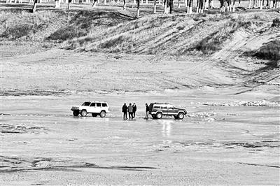 潮白河成越野车“溜冰场”。图片来源：北京青年报