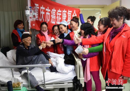 资料图:志愿者祝愿癌症患者早日康复。周毅 摄 点击进入下一页