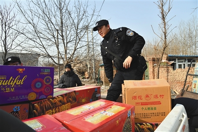 利用贴吧朋友圈贩卖烟花爆竹 两名嫌疑人被拘留