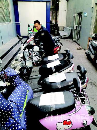 仨外卖员组团偷车连连得手 还对着监控忘情起舞