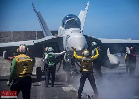 ▲资料图片：美海军“卡尔·文森”号航母在南海展开舰载机起降训练。