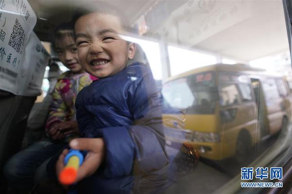 2018年1月26日，小朋友在福建永安小陶镇乘坐村镇公交。福建省永安市通过建设农村公路综合养护基地、落实路长制等创新措施，积极推进“四好农村路”建设。