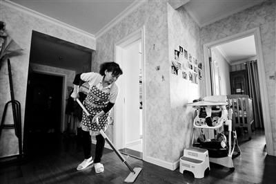 来自山西吕梁的家政服务员蔡莲香今年选择在北京过年，她平日里的工作主要是帮着干家务、照顾两个幼儿，春节期间一个月可以比平时多挣一两千元。摄影/北京青年报记者 魏彤