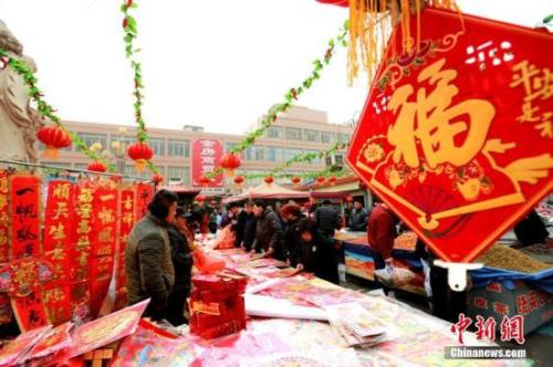 居民置办年货，寻找年的味道。陈礼 摄