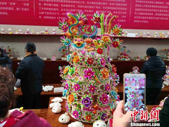 陕西特色年货受热捧关中花馍引民众围观