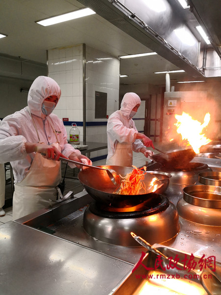 2-工作人员精心烹制菜肴_副本 2-工作人员精心烹制菜肴_副本