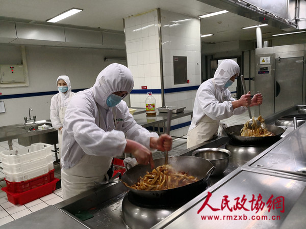 3-工作人员精心烹制菜肴_副本 3-工作人员精心烹制菜肴_副本