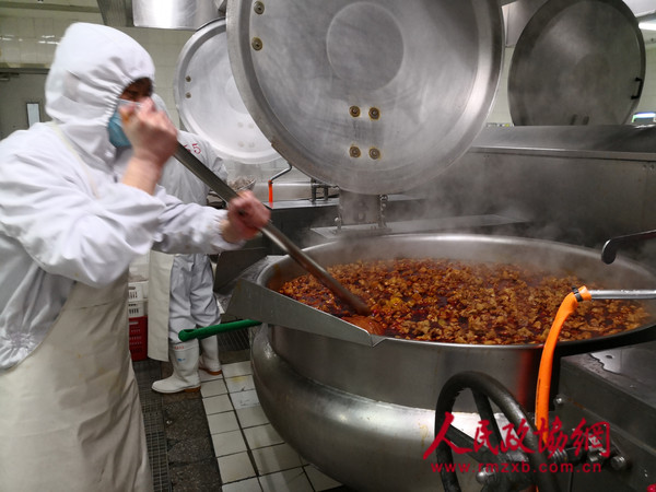 4-工作人员精心烹制菜肴_副本 4-工作人员精心烹制菜肴_副本