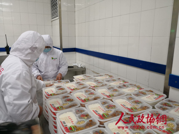 5-制作好的套餐装盒准备发往高铁动车组_副本 5-制作好的套餐装盒准备发往高铁动车组_副本