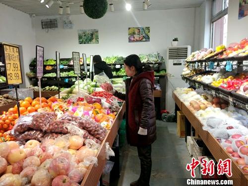 北京居民在购物。<a target='_blank' href='http://www.chinanews.com/' >中新网</a>记者 李金磊 摄