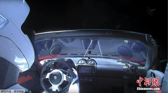当地时间2月6日，太空探索公司SpaceX试射的猎鹰重型火箭已成功发射升空，把一辆特斯拉跑车送入绕太阳飞行的轨道。