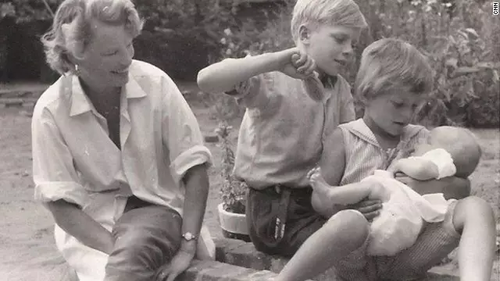 60岁拍裸照63岁拍孕妇照 马斯克的妈更是狠角色