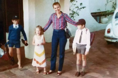 60岁拍裸照63岁拍孕妇照 马斯克的妈更是狠角色