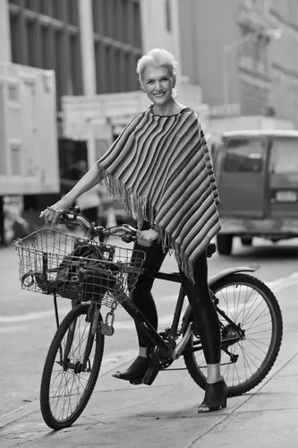 60岁拍裸照63岁拍孕妇照 马斯克的妈更是狠角色