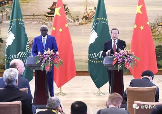 2月8日，外交部长王毅在北京与非盟委员会主席法基共同主持中国—非盟第七次战略对话。图为会后双方共见记者。新华社记者燕雁摄