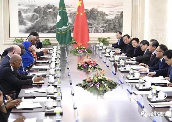  2月8日，外交部长王毅在北京与非盟委员会主席法基共同主持中国—非盟第七次战略对话。新华社记者燕雁摄