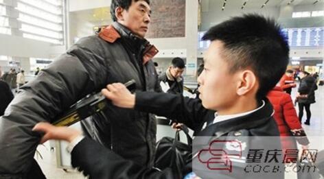 手检员日均弯腰2000次“95后”除夕不能陪父母