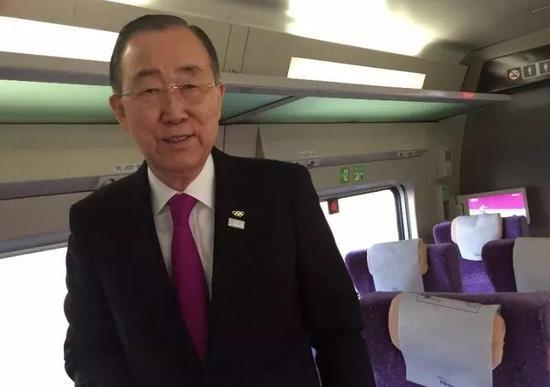 ▲潘基文接受《参考消息》专访。