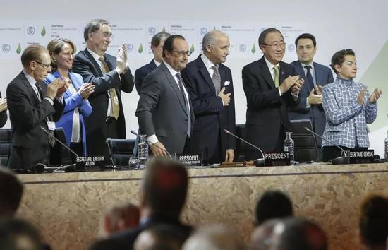 ▲资料图片：2015年12月12日，在法国巴黎北郊的布尔歇展览中心，时任法国总统奥朗德（右五），时任联合国秘书长潘基文（右三）等出席巴黎气候变化大会。