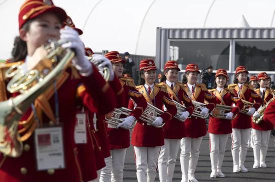 ▲2月8日，朝鲜拉拉队员在朝鲜体育代表团升旗仪式上演奏乐曲。