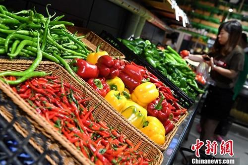 资料图：市民在超市选购蔬菜。<a target='_blank' href='http://www.chinanews.com/'>中新社</a>记者 张斌 摄