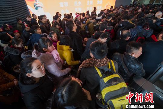 资料图：中国铁路迎春运客流高峰。 韦亮 摄