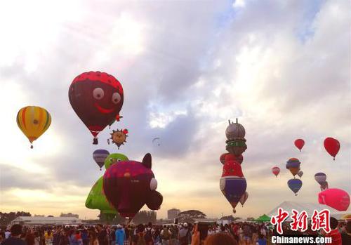 今年的热气球形状各异，不少是人们熟悉的卡通形象：快乐之心、俄罗斯套娃、女王护卫队、巨型草莓、伙伴号热气球、杰克船长、内莉公主、沃斯托克号气球、尤达大师、莫里斯驴、布鲁诺小丑和刺猬佩佩，堪称“万物飞行”?！≌跑?摄