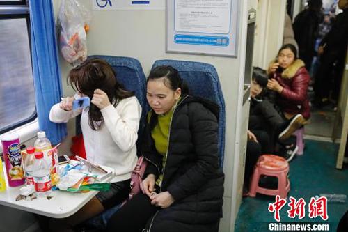 绿皮车的42小时、2200公里：跟随旅客舒适回家