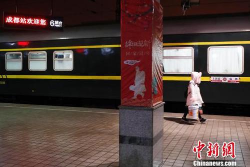 11日凌晨3时30分，K4663次列车比原计划提早一小时抵达成都站?！∫罅⑶?摄