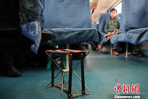 小板凳在车厢内没有了用武之地，只能孤零零的“站着”。　殷立勤 摄
