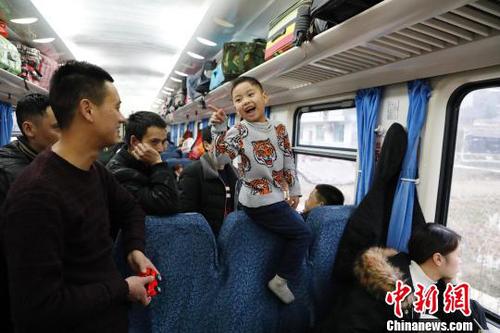 孩子坐在座椅上嘲笑着父亲分辨不出鸭与鹅?！∫罅⑶?摄