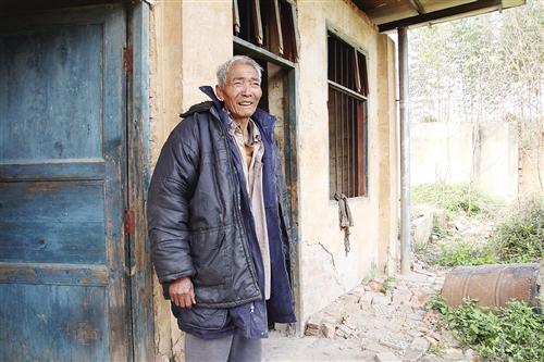 王中军居住的工棚四处漏风 王中军居住的工棚四处漏风